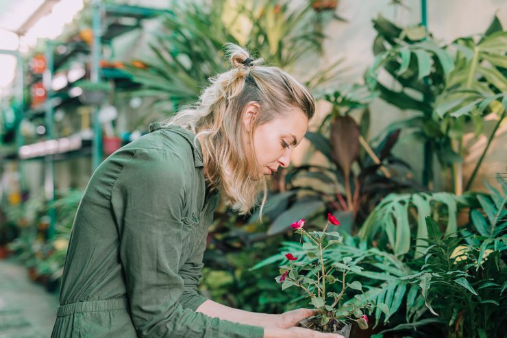 Женщина в саду