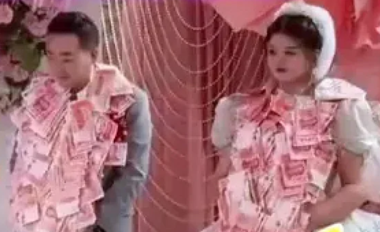 Невест на свадьбу засыпали деньгами, гирлянды из денежных купюр, курьезы, подарок на свадьбу для молодоженов, фото, Китай