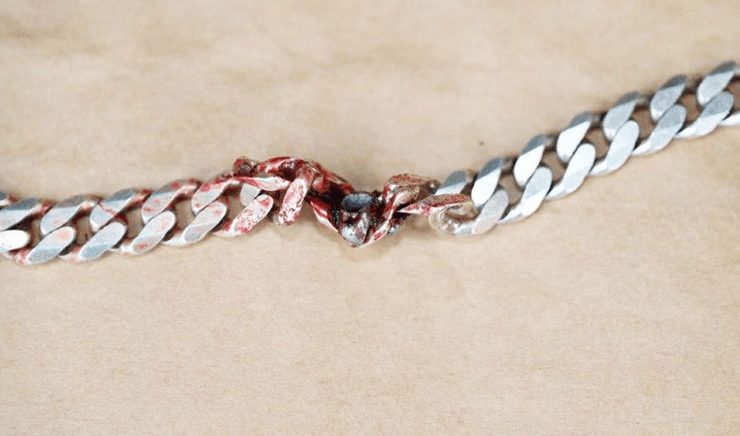 Полиция, сотрудники полиции, выстрелы, пуля попала в цепочку, цепочка остановила пулю, ссора, выстрелы во время стрельбы