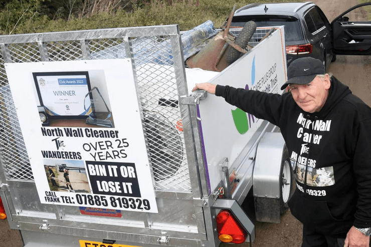 25 лет собирает мусор, утилизация мусора, лицензия, сбор мусора, летний проект, пенсионер, получил награду, чистильщик,