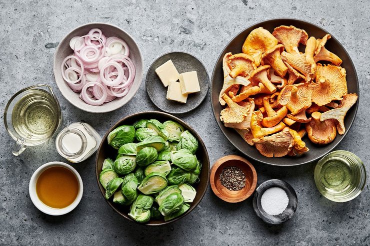 продукты, брюссельская капуста, грибы, масло, соль, перец, лук