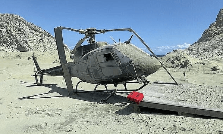 Вертолет, извержение вулкана, пилот, накрыл смог, прыгнул в воду, пепел