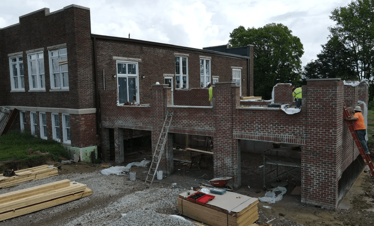 Подружжя купило занедбану школу, школа, навчальний заклад, ремонт школи, ремонт будинку, 100 років школі, переїзд у новий будинок