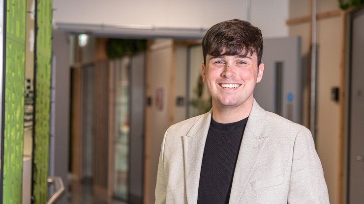 Подросток стал миллионером, миллионер, бросил школу, открыл свою компанию, бизнес, PR-компания, не сдал экзамены,