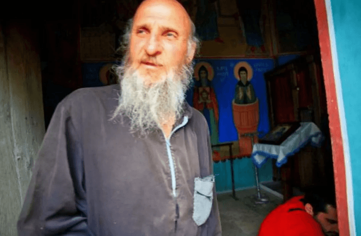 Жизнь вдали от цивилизации, жизнь в дикой природе, 6 самых одиноких людей в мире, вдали от города, городская суета, монах в горах, сбежала в Сибирь, женщина хоббит, жизнь на острове, современный робинзон, жил в автобусе