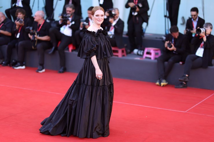 черное платье, венецианский кинофестиваль, красная дорожка, джулианна мур