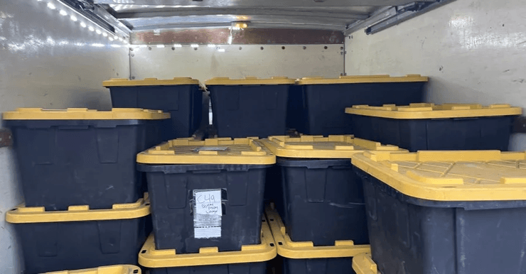 Вкрадені товари, скупники, намети з вкраденими речами, цілий склад, викрадені товари з магазинів, поліція, крадіжка, арешт