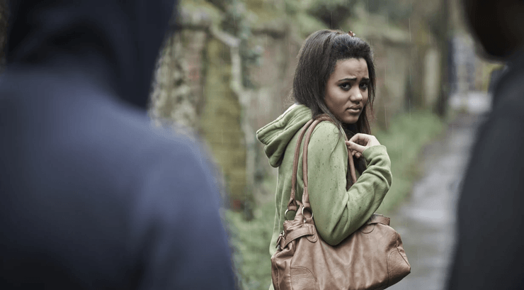 Незнакомцы пристают к девушке, харасмент, преследование, насилие, хулиганы, преступники, угроза, девушка, женщина,