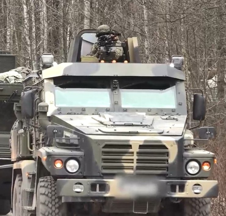 Фото машини охорони ракетного комплексу "Орешник" ЗС РФ