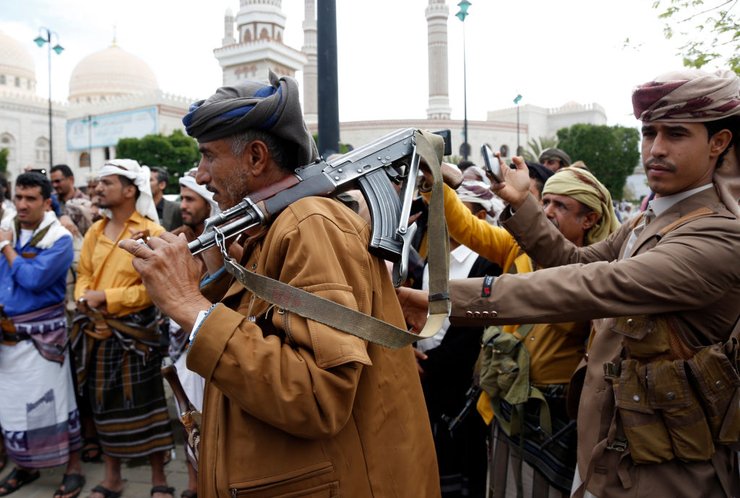 Атаки хуситов на суда в Красном море делают транспортировку нефти дороже из-за необходимости обходить опасные маршруты