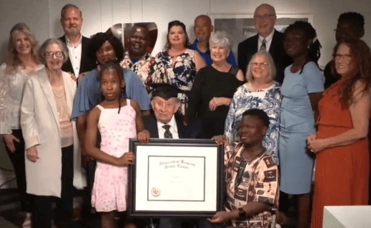 100-летний мужчина получил диплом, диплом бакалавра, университет, ветеран войны, Вторая мировая война, курьезы, летчик, пилот,