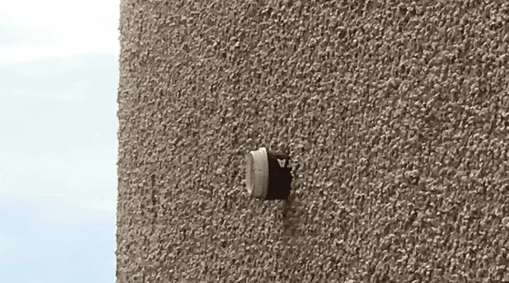 Вот такую чашку от кофе нашел в своей внешней стене квартиры господин Андерсон