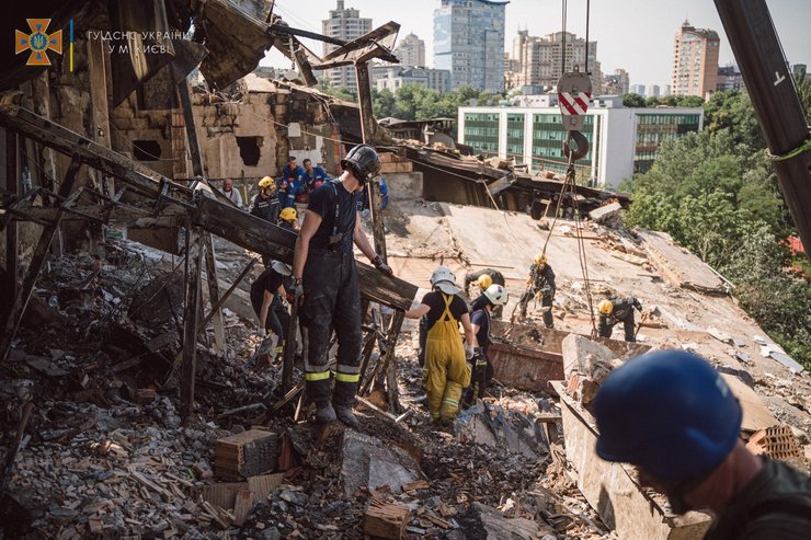 ракетный удар по киеву, киев, разрушенный дом, ракетный удар, война в украине