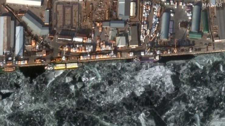 Спутниковое изображение показывает судно под флагом РФ в порту Астрахани 2 февраля. Данные отслеживания показывают, что этот танкер прибыл в Астрахани после того, как покинул иранский порт Амирабад в начале января.