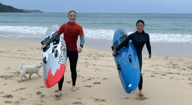 Школьница плавает на серфинге в школу, серфинг, серфинг с веслами, море, пляж, жалят медузы, сбор денег, клуб спасателей