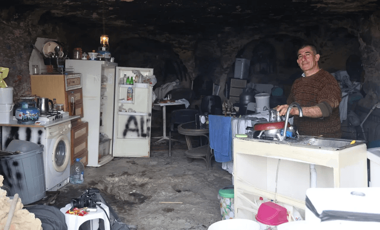 Чоловік живе в печері, будинок у печері, боїться землетрусів, відмовився від житла, життя в печері, стихійне лихо