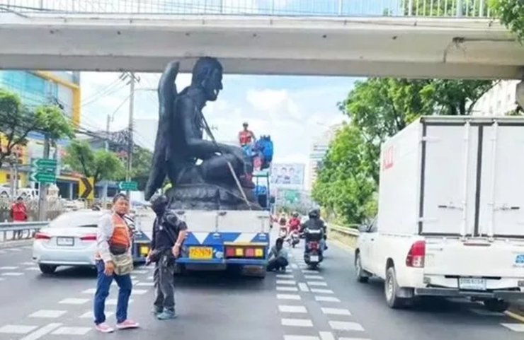 Статуя божества Кхру Кай Каео, статуя, скульптура, поклонение, жертвоприношение, убрали статую, "дьявольская" статуя,