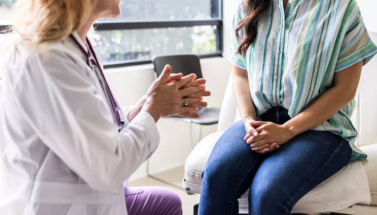 Жінка брехала чоловікові, вдаючи онкологічно хвору, натомість вона витрачала гроші на схуднення і збільшення грудей