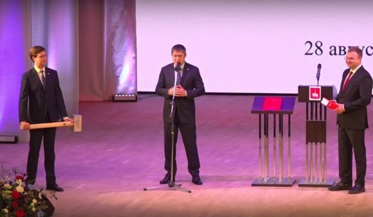 Губернатор вручает свой "оригинальный" подарок.