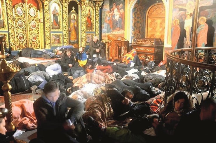 Другие события Прологом к Евромайдану стали волнения во Врадиевке Николаевской области, где 27 июня офицеры милиции изнасиловали и убили местную жительницу. 30 апреля во Львове заработал первый в истории Украины суд присяжных. 