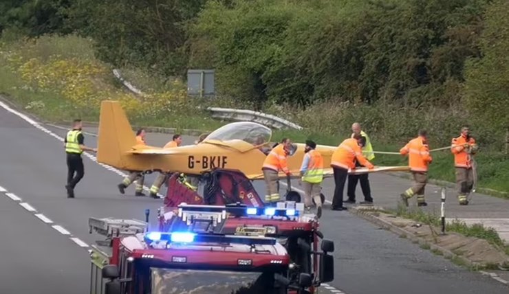 Самолет сел посреди дороги, самолет, трасса, шоссе, пилот посадил самолет на дорогу, перекрыли движение, экстренные службы