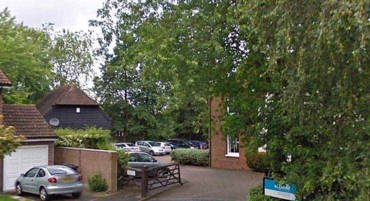 Дом стоит на парковке