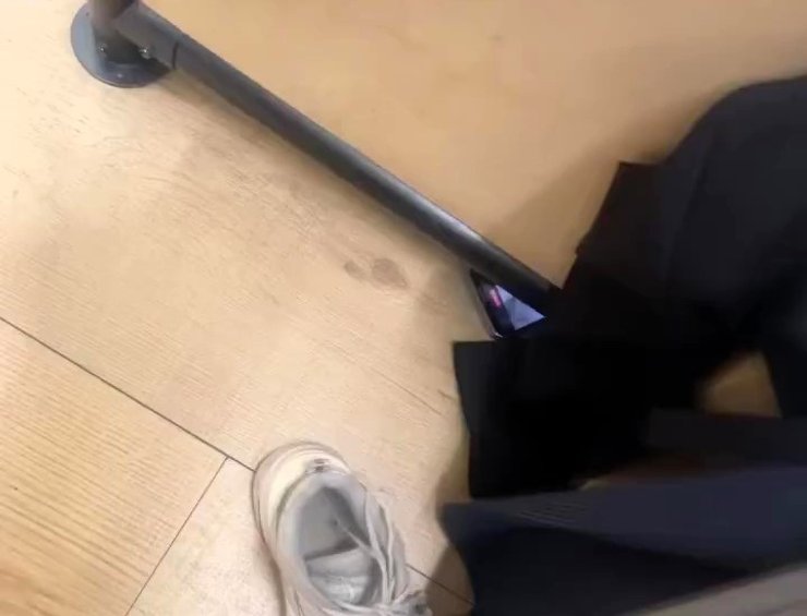 Жінка в примірювальній, скандал у торговому центрі, камера в роздягальні, помітила ввімкнену камеру в примірювальній,