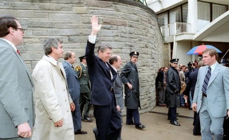 рейган замах