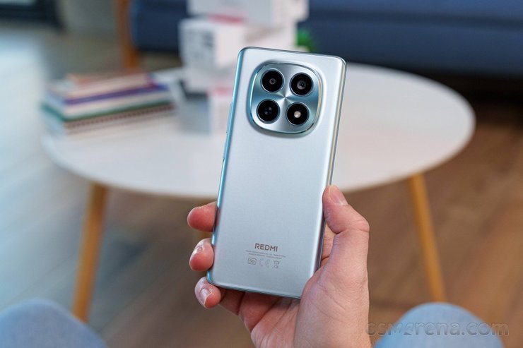 Xiaomi Redmi Note 15 5G android смартфон у руці