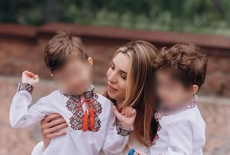 Во время российской атаки на Киев погибла 29-летняя женщина, которая бежала с детьми в укрытие.
