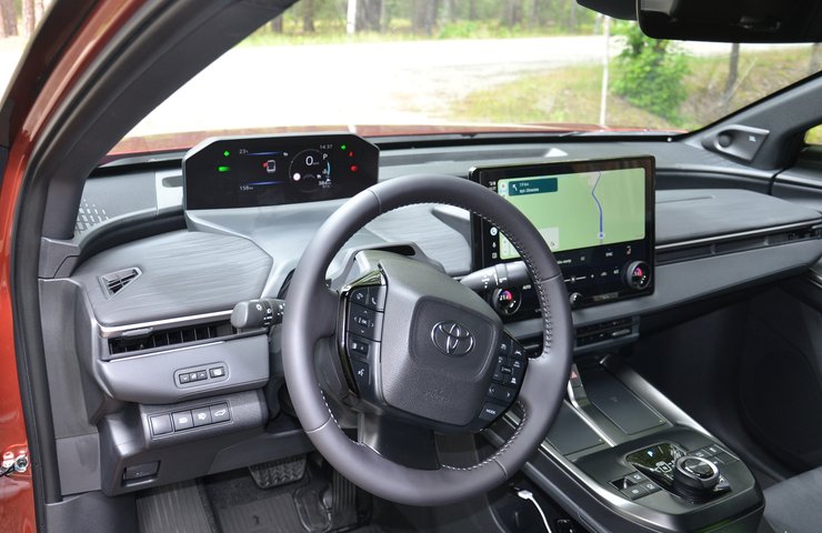 салон Toyota C-HR