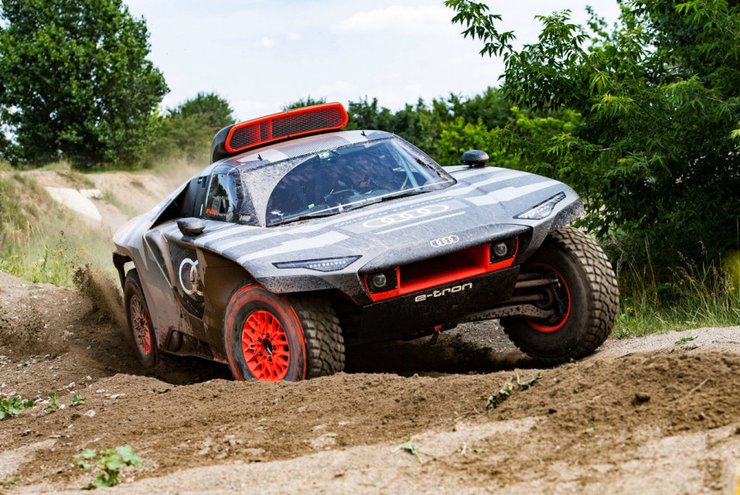 Гибридный внедорожник Audi RS Q e-tron отправится покорять Дакар.