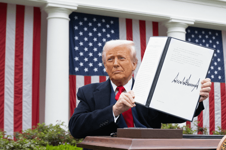 Решение Дональда Трампа повысить пошлины спровоцировало панику на фондовых биржах