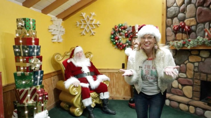 Жінка живе в місті Санта-Клаус, Різдво, Санта-Клаус, атмосфера свята, різдвяні прикраси, Різдво цілий рік