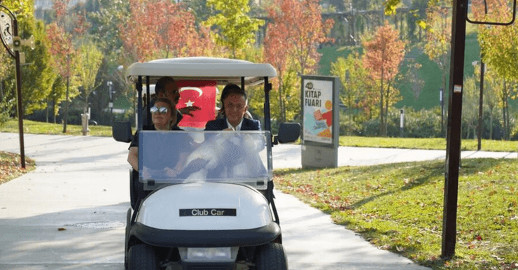 визит чиновников Ялты в Турцию, парк, деревья, флаг Турции