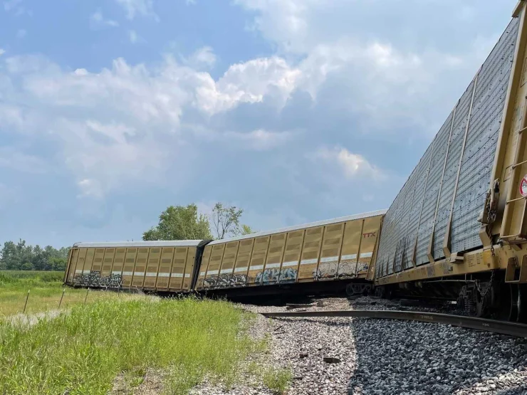 У США під час аварії поїзда побилося близько 450 нових Ford.