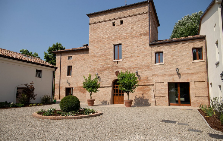 Графиня Анжеліка з італійської Модени, успадкувала замок, жінка зробила із замку готель, Італія, курйози, туризм, фото