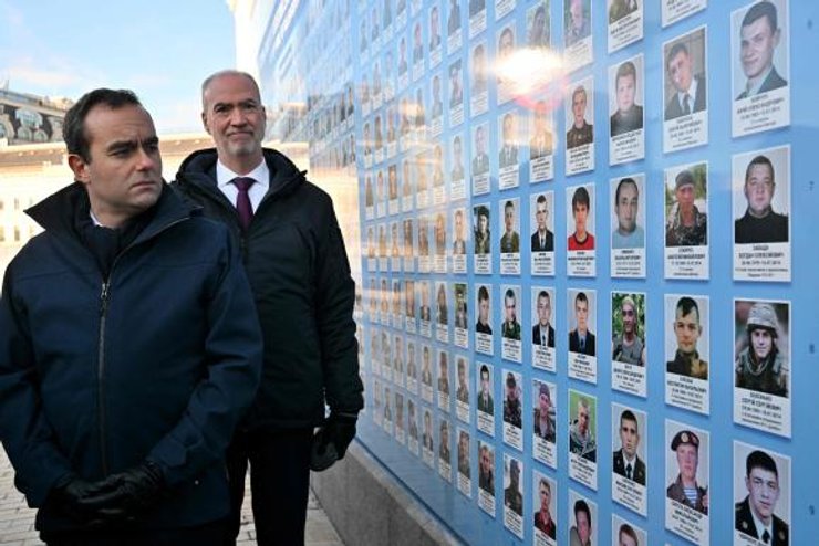 Лекорню посетил памятник героям в Киеве