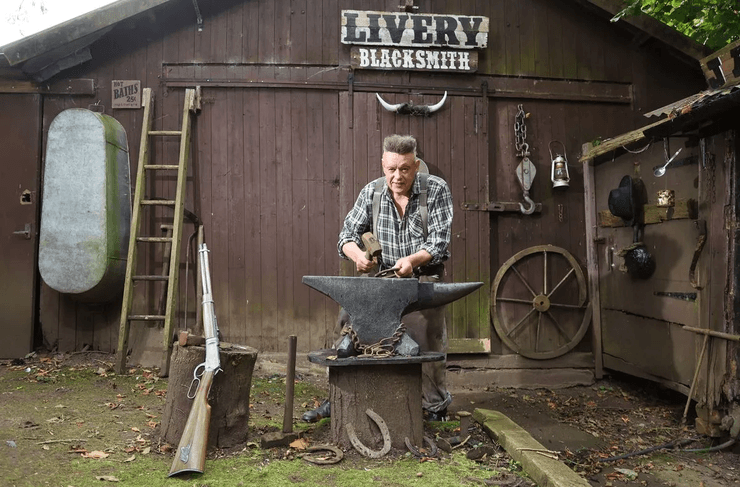 Чоловік побудував ковбойське містечко, Світ Дикого Заходу, Дикий Захід, раритет, старовинні речі, вестерн, побудував містечко на задньому дворі