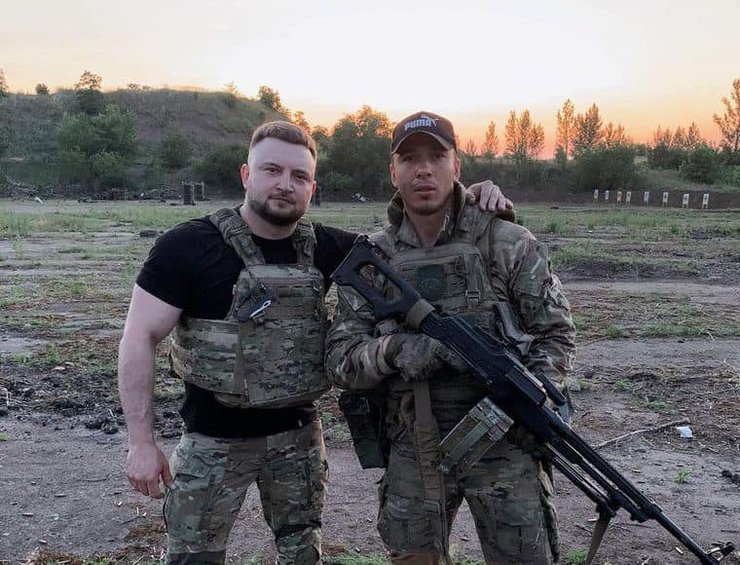 Юрій Глодан з побратимом на фронті