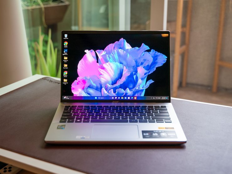 Ноутбук Acer Swift Go 14 на столі