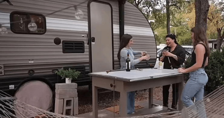 женщины, фургон