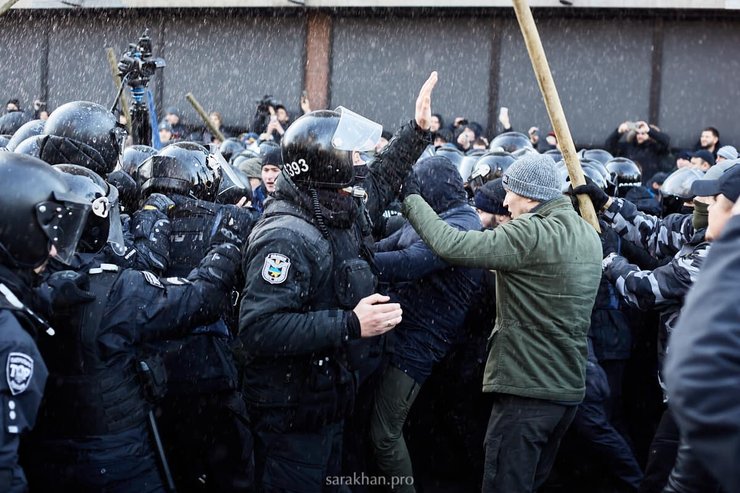 протесты против рынка земли, драка нацкорпуса с полицией, фото