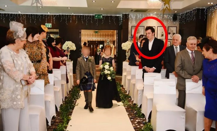 Незнакомец случайно попал на свадьбу и оказался в ряду гостей во время торжества