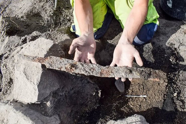 находка артефакт меч Ученые исследовали курганы эпохи викингов