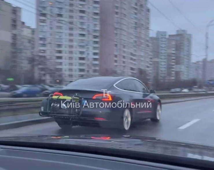 електромобіль із генератором, тесла з генератором, зарядити електрокар, зарядити електромобіль від генератора