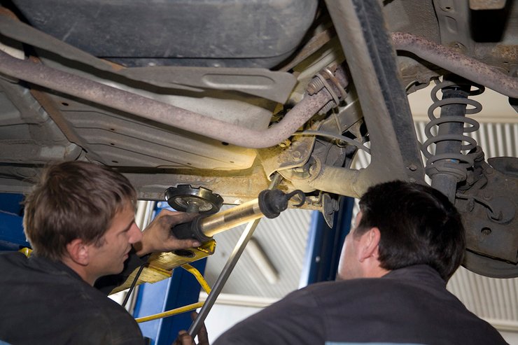 В Украине не хватает работников в чисто мужских профессиях, например, механиков. Частично это объясняется их призывом в ряды ВСУ