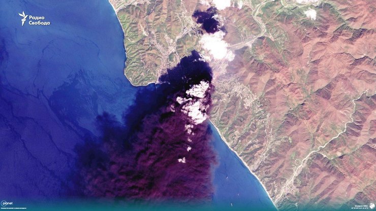 Спутниковое фото столба дыма над Туапсе 16 апреля