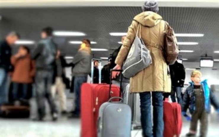 Десятки тисяч українців покинули країну на півроку, що впливає на економіку та роботу.