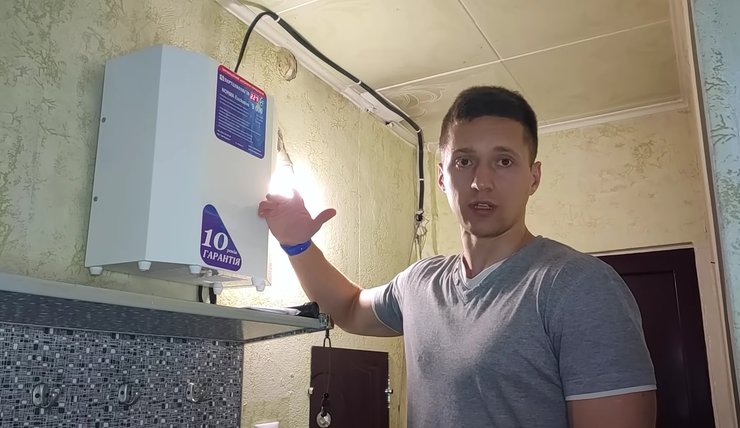Власник будинку показує стабілізатор напруги Укртехнологія NORMA Exclusive 9000